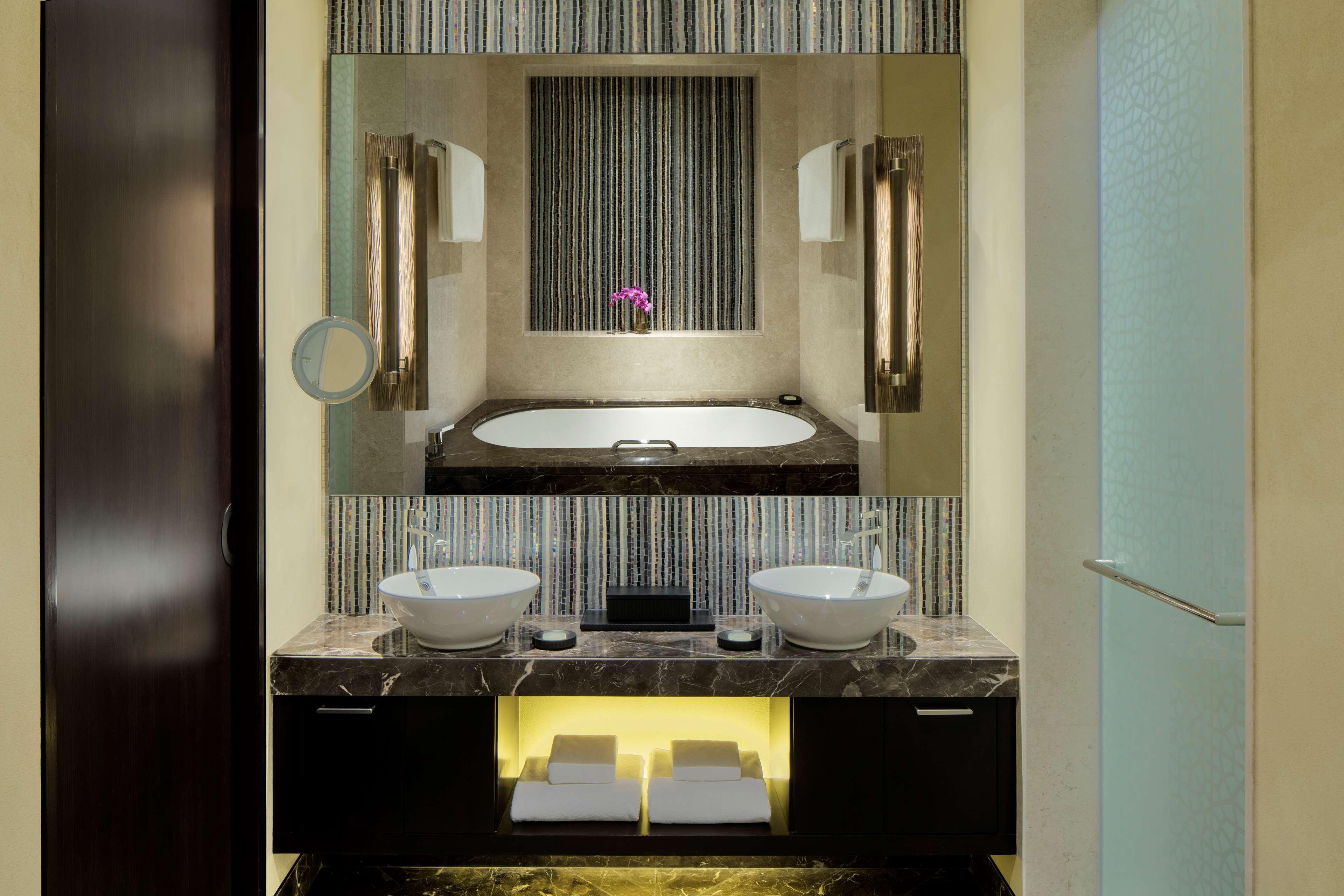 Grand Hyatt Abu Dhabi Hotel & Residences Emirates Pearl Экстерьер фото Bathroom